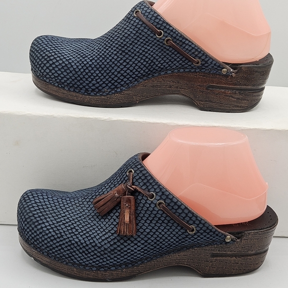Dansko blue suede grid w/tassels classic clog shoes size 38 US size 7.5/ 8 htf - Picture 15 of 16